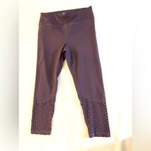 Gaiam Capri Yoga Leggings Size M. Plum Color. EUC.